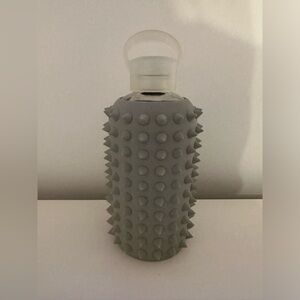 Bkr 500 ml grey studded glass water bottle with sleeve